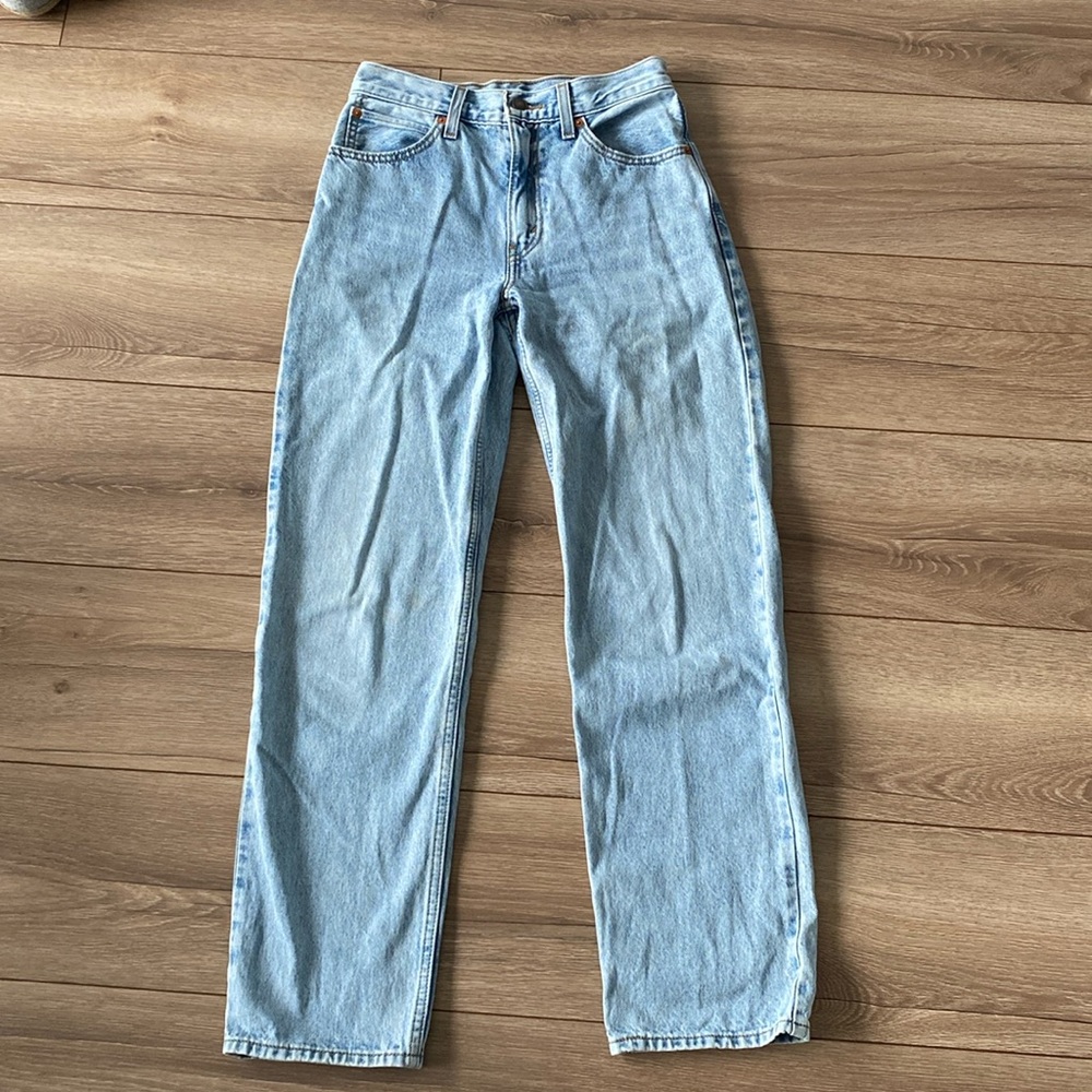Straight leg light wash Levi’s jeans in size 24